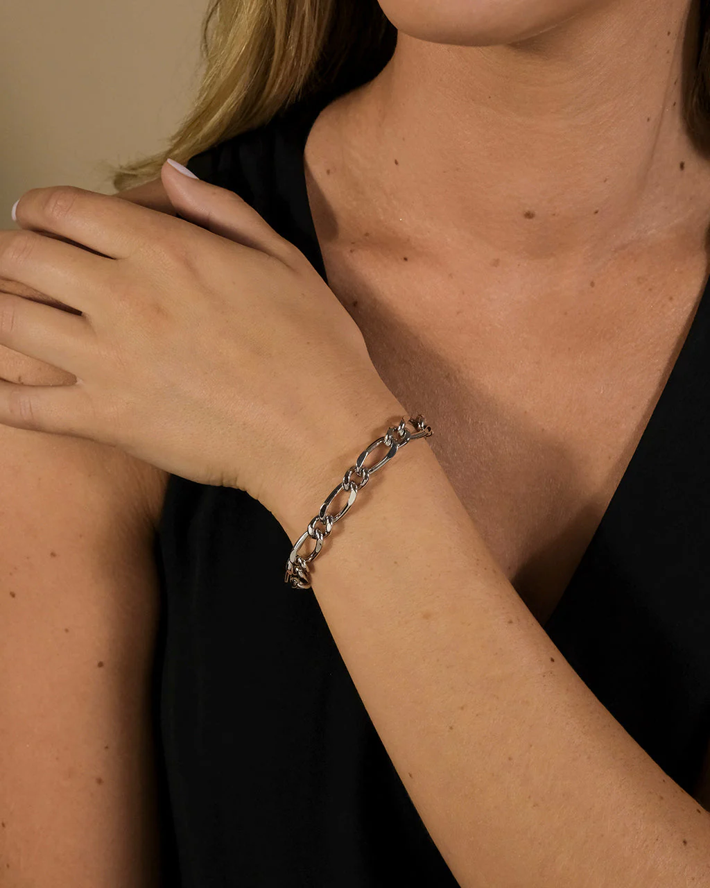 Amoura Bold Chain Bracelet - Image 2